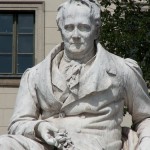 Denkmal Alexander von Humboldts in Berlin-Mitte von Reinhold Begas von 1882, Detailansicht der Sitzfigur Humboldts