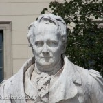 Denkmal Alexander von Humboldts in Berlin-Mitte von Reinhold Begas von 1882, Detailansicht der Sitzfigur Humboldts