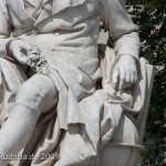 Denkmal Alexander von Humboldts in Berlin-Mitte von Reinhold Begas von 1882, Detailansicht der Sitzfigur Humboldts