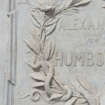 Denkmal Alexander von Humboldts in Berlin-Mitte von Reinhold Begas von 1882, Detailansicht des Sockels, Vorderseite mit Schlange