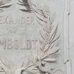 Denkmal Alexander von Humboldts in Berlin-Mitte von Reinhold Begas von 1882, Detailansicht des Sockels, Vorderseite mit Echse