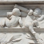 Denkmal Alexander von Humboldts in Berlin-Mitte von Reinhold Begas von 1882, Detailansicht des Sockels, Vorderseite