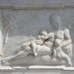 Denkmal Alexander von Humboldts in Berlin-Mitte von Reinhold Begas von 1882, Detailansicht des Sockels, westliche Seite, zwei Babys stillender Frauenakt