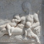 Denkmal Alexander von Humboldts in Berlin-Mitte von Reinhold Begas von 1882, Detailansicht des Sockels, westliche Seite, zwei Babys stillender Frauenakt