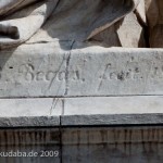 Denkmal Alexander von Humboldts in Berlin-Mitte von Reinhold Begas von 1882, Detailansicht des Sockels, westliche Seite mit Künstlersignet