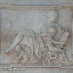 Denkmal Alexander von Humboldts in Berlin-Mitte von Reinhold Begas von 1882, Detailansicht des Sockels, östliche Seite