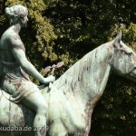 Reiterstandbild “Amazone zu Pferd” von Louis Tuaillon im Großen Tiergarten in Berlin, Detailansicht