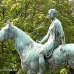 Reiterstandbild “Amazone zu Pferd” von Louis Tuaillon im Großen Tiergarten in Berlin, Detailansicht
