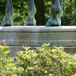 Reiterstandbild “Amazone zu Pferd” von Louis Tuaillon im Großen Tiergarten in Berlin, Detailansicht vom Sockel