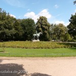 Reiterstandbild “Amazone zu Pferd” von Louis Tuaillon im Großen Tiergarten in Berlin, Fernansicht