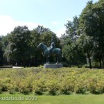 Reiterstandbild “Amazone zu Pferd” von Louis Tuaillon im Großen Tiergarten in Berlin, Fernansicht