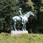 Reiterstandbild “Amazone zu Pferd” von Louis Tuaillon im Großen Tiergarten in Berlin, südliche Seitenansicht