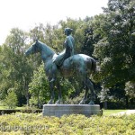 Reiterstandbild “Amazone zu Pferd” von Louis Tuaillon im Großen Tiergarten in Berlin, nördliche Seitenansicht