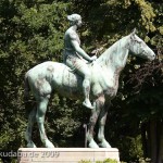 Reiterstandbild “Amazone zu Pferd” von Louis Tuaillon im Großen Tiergarten in Berlin, südliche Seitenansicht
