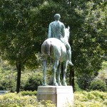 Reiterstandbild “Amazone zu Pferd” von Louis Tuaillon im Großen Tiergarten in Berlin, westliche Rückenansicht