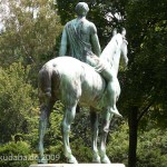Reiterstandbild “Amazone zu Pferd” von Louis Tuaillon im Großen Tiergarten in Berlin, westliche Rückenansicht