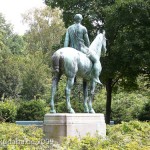 Reiterstandbild “Amazone zu Pferd” von Louis Tuaillon im Großen Tiergarten in Berlin, westliche Rückenansicht