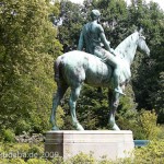 Reiterstandbild “Amazone zu Pferd” von Louis Tuaillon im Großen Tiergarten in Berlin, südwestliche Rückenansicht
