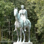 Reiterstandbild “Amazone zu Pferd” von Louis Tuaillon im Großen Tiergarten in Berlin, östliche Frontalansicht