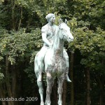 Reiterstandbild “Amazone zu Pferd” von Louis Tuaillon im Großen Tiergarten in Berlin, östliche Frontalansicht