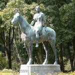 Reiterstandbild “Amazone zu Pferd” von Louis Tuaillon im Großen Tiergarten in Berlin, nordöstliche Ansicht Frontalansicht