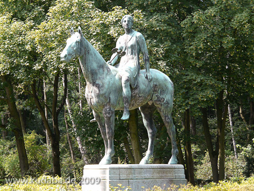 Reiterstandbild “Amazone zu Pferd” von Louis Tuaillon im Großen Tiergarten in Berlin, nordöstliche Ansicht Frontalansicht