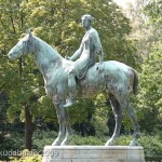 Reiterstandbild “Amazone zu Pferd” von Louis Tuaillon im Großen Tiergarten in Berlin, nördliche Seitenansicht