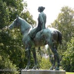 Reiterstandbild “Amazone zu Pferd” von Louis Tuaillon im Großen Tiergarten in Berlin, nördliche Seitenansicht