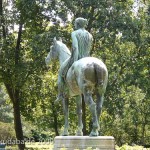 Reiterstandbild “Amazone zu Pferd” von Louis Tuaillon im Großen Tiergarten in Berlin, nordwestliche Rückenansicht