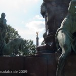 Bismarck-Nationaldenkmal am Großen Stern in Berlin-Tiergarten von Reinhold Begas, Detailansicht mit Siegessäule im Hintergrund