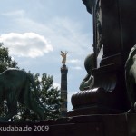 Bismarck-Nationaldenkmal am Großen Stern in Berlin-Tiergarten von Reinhold Begas, Detailansicht mit Siegessäule im Hintergrund