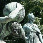 Bismarck-Nationaldenkmal am Großen Stern in Berlin-Tiergarten von Reinhold Begas, Detailansicht mit Atlas