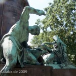 Bismarck-Nationaldenkmal am Großen Stern in Berlin-Tiergarten von Reinhold Begas, Detailansicht mit Siegfried