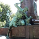 Bismarck-Nationaldenkmal am Großen Stern in Berlin-Tiergarten von Reinhold Begas, Detailansicht mit Siegfried