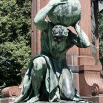 Bismarck-Nationaldenkmal am Großen Stern in Berlin-Tiergarten von Reinhold Begas, Detailansicht von Atlas