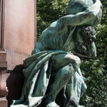 Bismarck-Nationaldenkmal am Großen Stern in Berlin-Tiergarten von Reinhold Begas, Detailansicht von Atlas