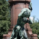 Bismarck-Nationaldenkmal am Großen Stern in Berlin-Tiergarten von Reinhold Begas, Detailansicht von Atlas