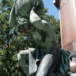 Bismarck-Nationaldenkmal am Großen Stern in Berlin-Tiergarten von Reinhold Begas, Detailansicht von Atlas