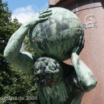 Bismarck-Nationaldenkmal am Großen Stern in Berlin-Tiergarten von Reinhold Begas, Detailansicht von Atlas
