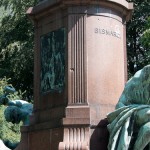 Bismarck-Nationaldenkmal am Großen Stern in Berlin-Tiergarten von Reinhold Begas, Detailansicht vom Sockel