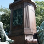 Bismarck-Nationaldenkmal am Großen Stern in Berlin-Tiergarten von Reinhold Begas, Detailansicht vom Sockel