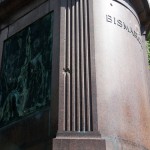 Bismarck-Nationaldenkmal am Großen Stern in Berlin-Tiergarten von Reinhold Begas, Detailansicht vom Sockel