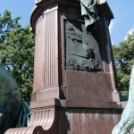 Bismarck-Nationaldenkmal am Großen Stern in Berlin-Tiergarten von Reinhold Begas, Detailansicht vom Sockel