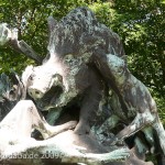 Denkmal "Eberjagd der Renaissancezeit (um 1500)" von Carl Begas von 1882, Detailansicht der Skulptur, ein Hund und Eber