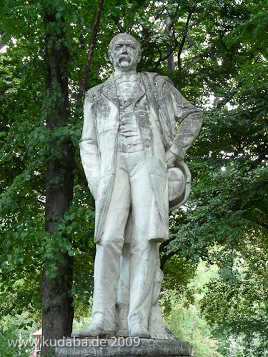 Denkmal Theodor Fontane im Großen Tiergarten in Berlin von Max Klein, Gesamtansicht der Standfigur