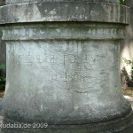 Denkmal Theodor Fontane im Großen Tiergarten in Berlin von Max Klein, Detailansicht des Sockels