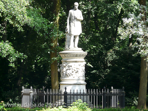 Denkmal Friedrich Wilhelm III. im Großen Tiergarten in Berlin-Tiergarten von Johann Friedrich Drake aus dem Jahr 1849, Gesamtansicht