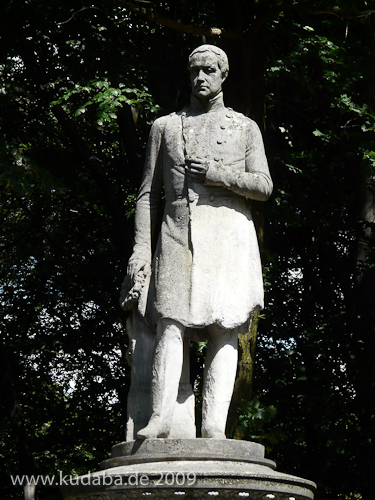 Denkmal Friedrich Wilhelm III. im Großen Tiergarten in Berlin-Tiergarten von Johann Friedrich Drake aus dem Jahr 1849, Detailansicht mit Standfigur