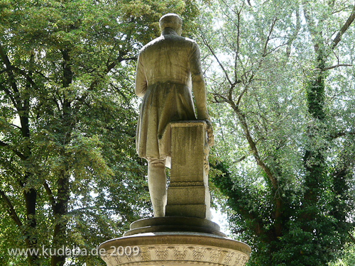 Denkmal Friedrich Wilhelm III. im Großen Tiergarten in Berlin-Tiergarten von Johann Friedrich Drake aus dem Jahr 1849, Detailansicht mit Standfigur
