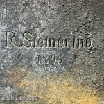 Gertrudendenkmal auf der Gertraudenbrücke in Berlin-Mitte von Rudolf Siemering von 1896, Detailansicht der Künstlersignatur